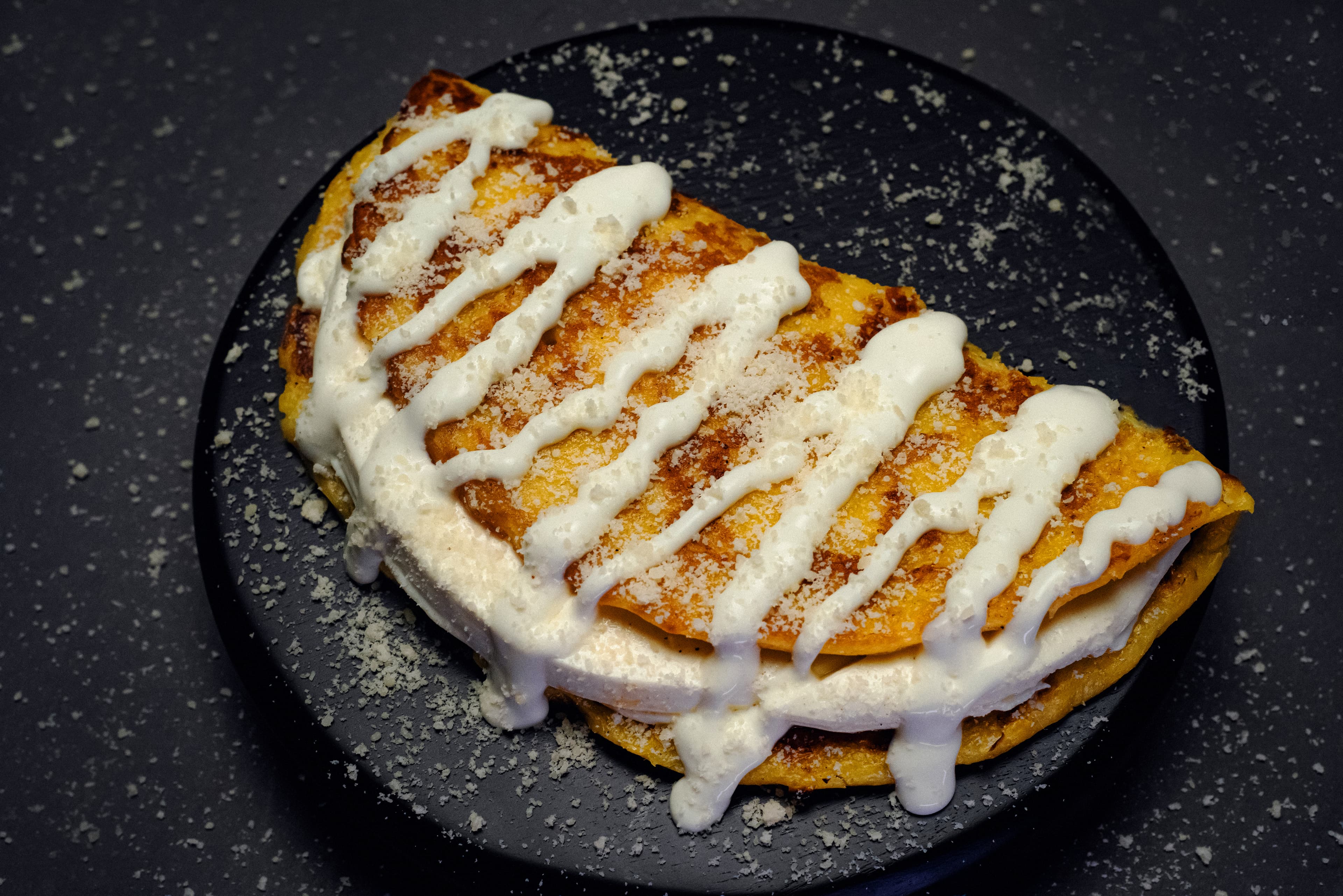 Cachapa con queso de mano, nata y queso rallado