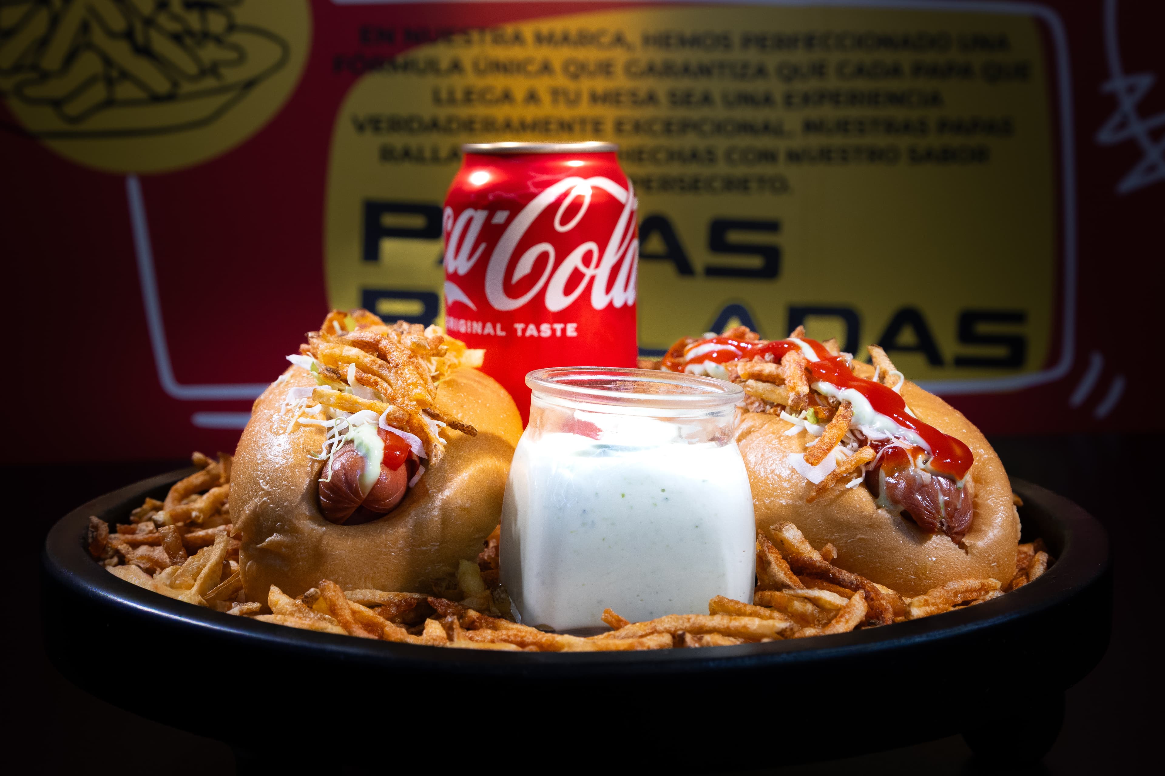 Perritos Franco con papas hilo y salsas